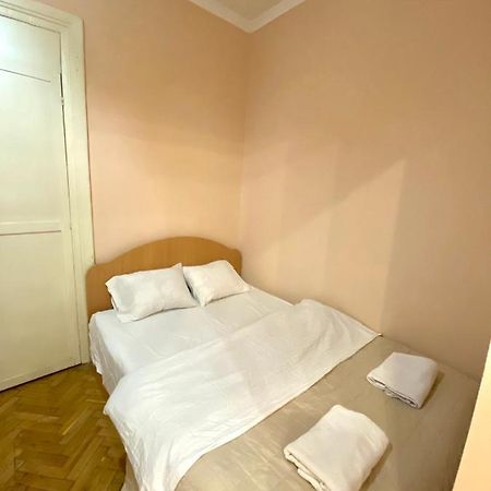 Квартира Біля Залізничного Вокзалу Вулиця Залізнична 10 До 5 Гостей Lviv Eksteriør bilde