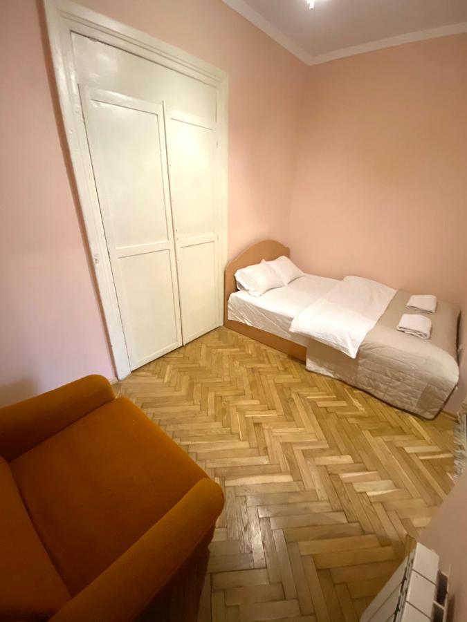 Квартира Біля Залізничного Вокзалу Вулиця Залізнична 10 До 5 Гостей Lviv Eksteriør bilde