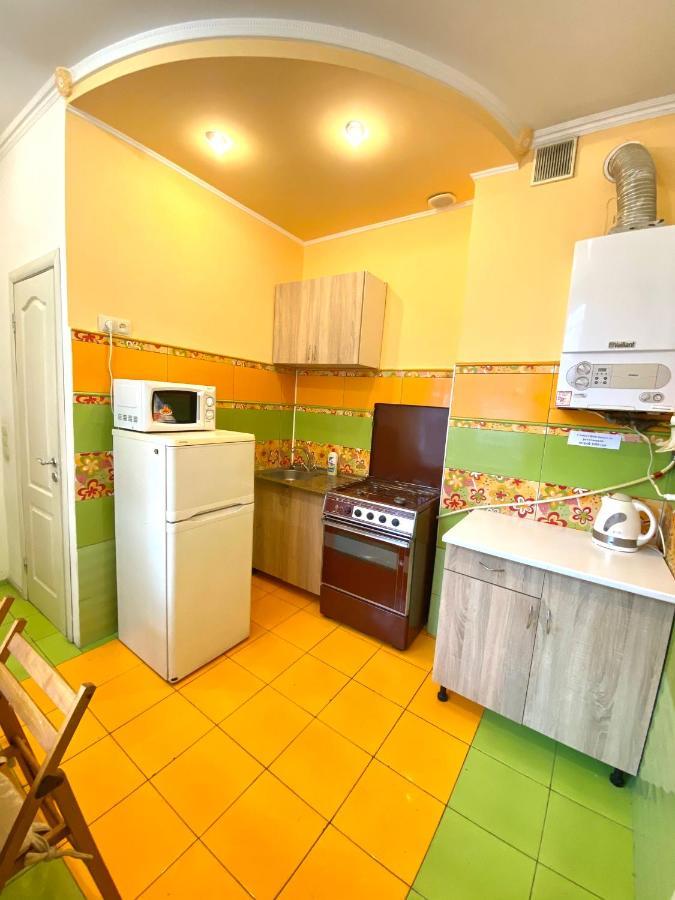 Квартира Біля Залізничного Вокзалу Вулиця Залізнична 10 До 5 Гостей Lviv Eksteriør bilde