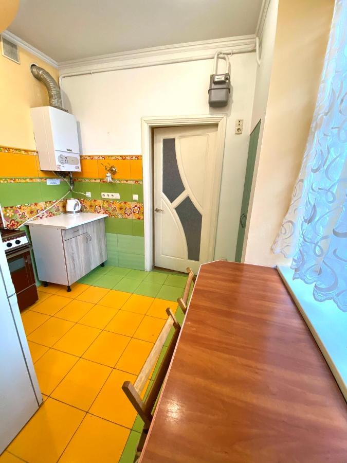 Квартира Біля Залізничного Вокзалу Вулиця Залізнична 10 До 5 Гостей Lviv Eksteriør bilde