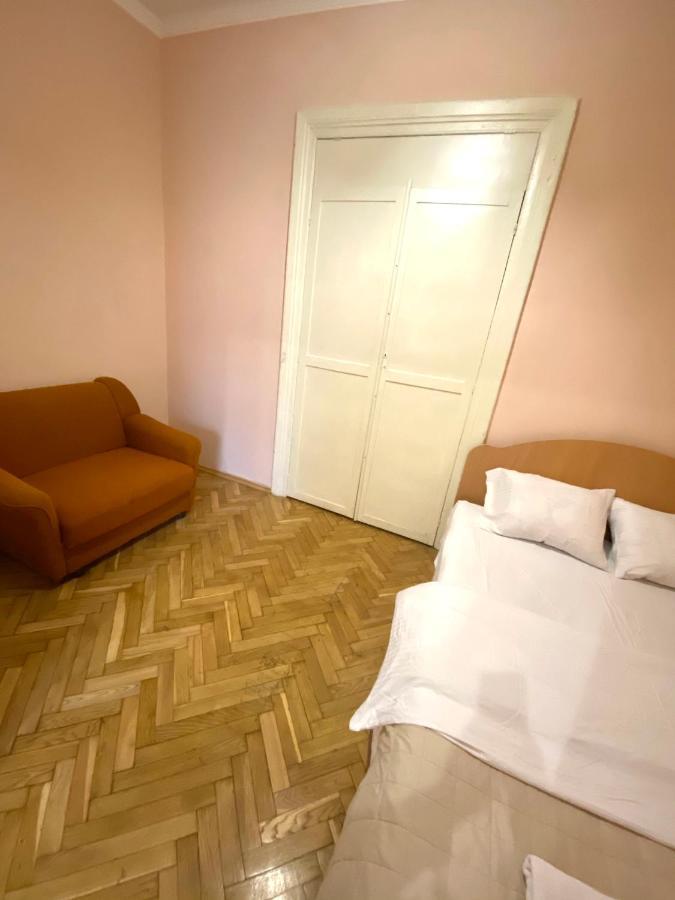 Квартира Біля Залізничного Вокзалу Вулиця Залізнична 10 До 5 Гостей Lviv Eksteriør bilde